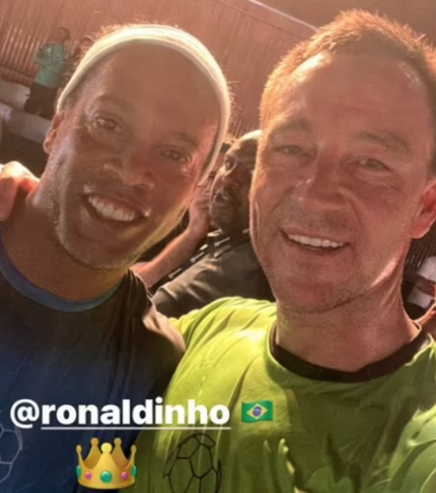 Ronaldinho đọ tài với Terry dưới ngọn tháp cao nhất thế giới - Bóng Đá
