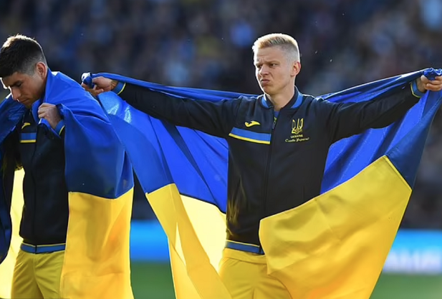 Oleksandr Zinchenko admits he wanted to return home to fight Russian troops in Ukraine but his family convinced him to stay - Bóng Đá
