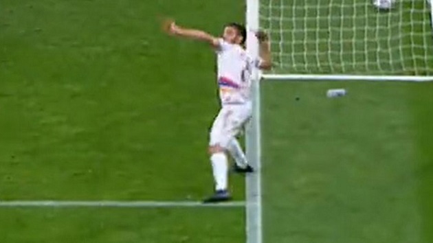 Cầu thủ Armenia ném chai nước vào trọng tài - Bóng Đá