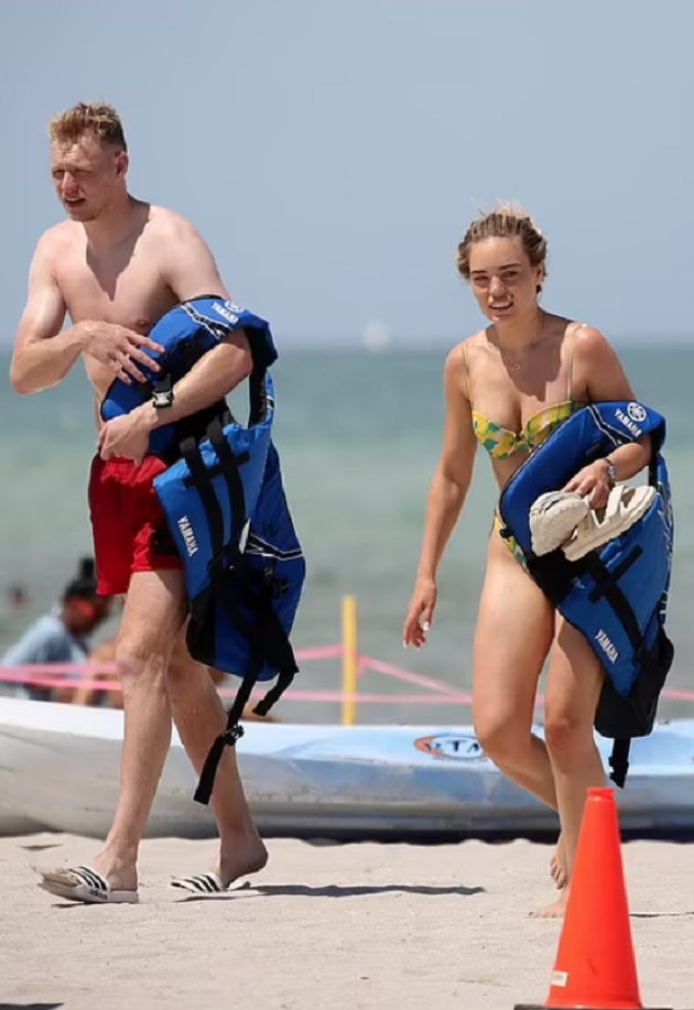 Bạn gái diện bikini nóng bỏng bên cạnh Aaron Ramsdale - Bóng Đá