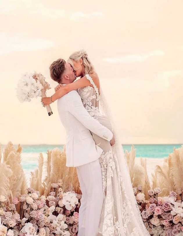 Jordan Pickford nhận nụ hôn ngọt ngào từ cô dâu xinh đẹp - Bóng Đá