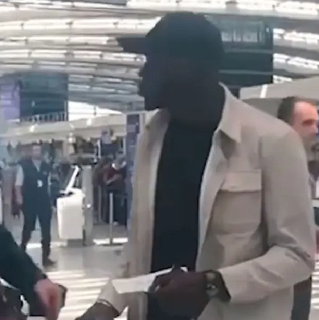Koulibaly spotted flying out of Heathrow Airport to join up with new Chelsea team-mates in US after passing medical - Bóng Đá