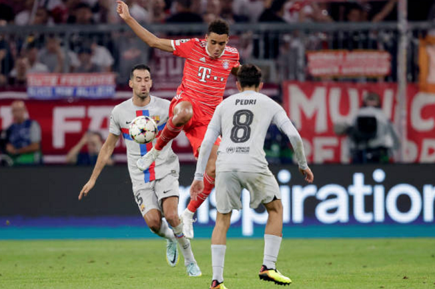 5 key passes, 1 kiến tạo: Sao trẻ Bayern làm lu mờ hàng tiền vệ Barca - Bóng Đá