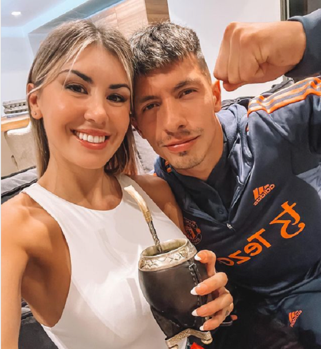 Lisandro Martinez's girlfriend wows in black dress and gives verdict on English weather - Bóng Đá