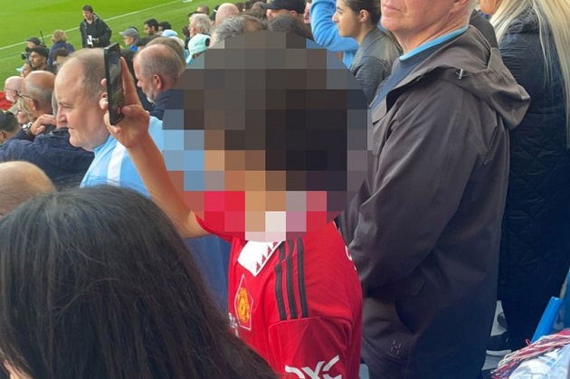 Young Man Utd fan spotted 'swapping into Man City gear' at half-time of Manchester derby - Bóng Đá