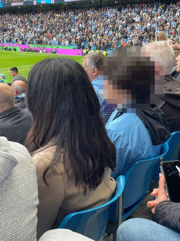Young Man Utd fan spotted 'swapping into Man City gear' at half-time of Manchester derby - Bóng Đá