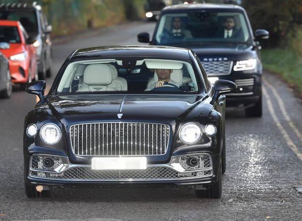 Cristiano Ronaldo swaps £150k car for flashy £300k Bentley for first day of Man Utd exile - Bóng Đá