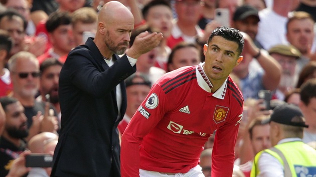 Ferdinand nghi ngờ cách Ten Hag xử lý Ronaldo - Bóng Đá