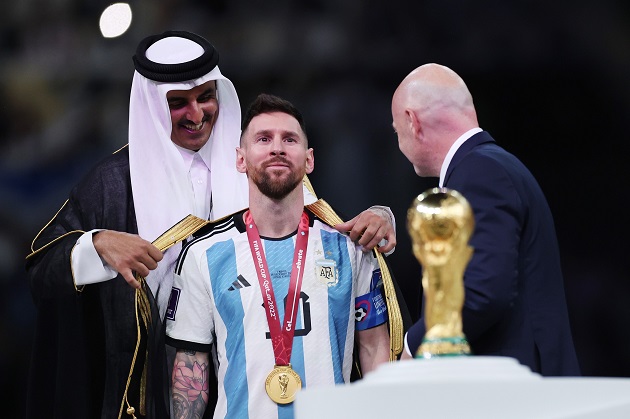 Cận cảnh vua Qatar choàng áo bào cho Messi - Bóng Đá