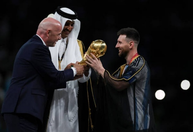 Cận cảnh vua Qatar choàng áo bào cho Messi - Bóng Đá