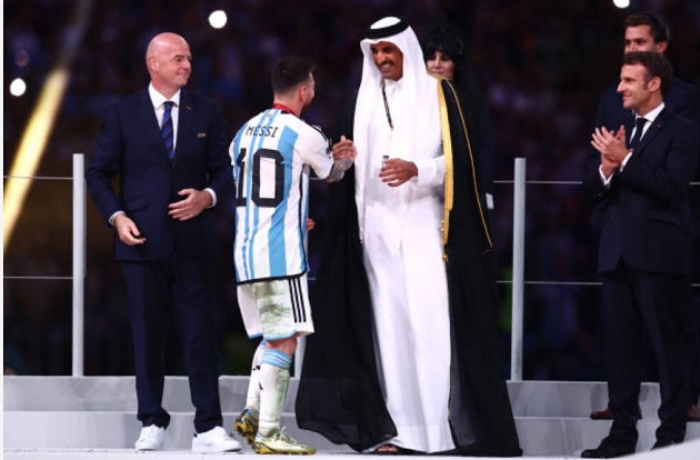 Cận cảnh Quốc vương Qatar choàng áo bào cho Messi | Bóng Đá