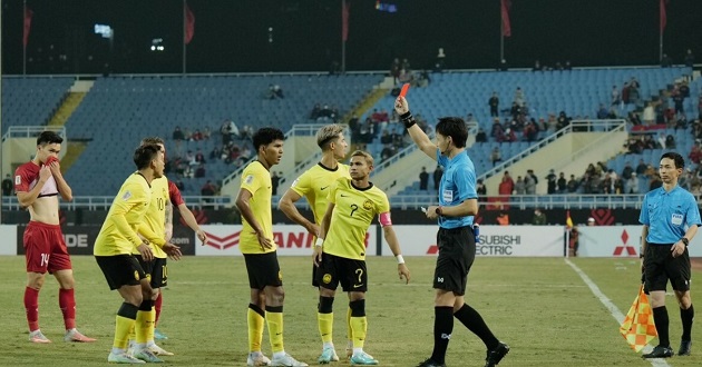 5 điểm nhấn Việt Nam 3-0 Malaysia: 'Đầu vàng' Tiến Linh; Những tấm thẻ đỏ tranh cãi - Bóng Đá