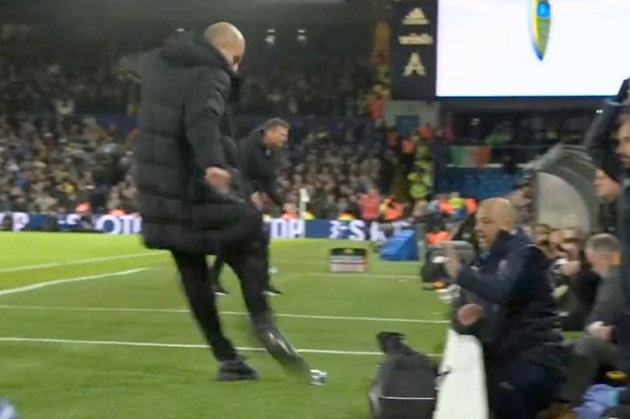 Pep Guardiola kicks water bottle at Leeds Utd bench as Man City boss loses cool - Bóng Đá