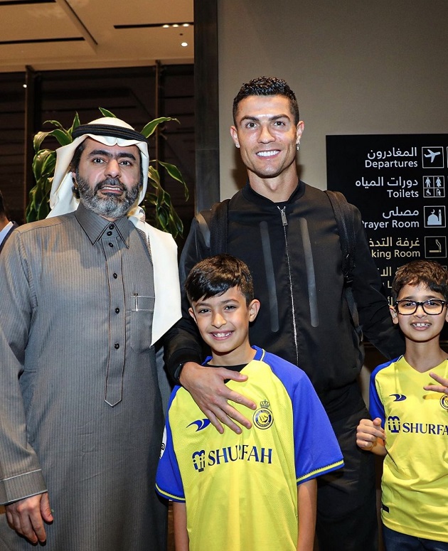 CHÍNH THỨC: Ronaldo đặt chân đến Al-Nassr - Bóng Đá