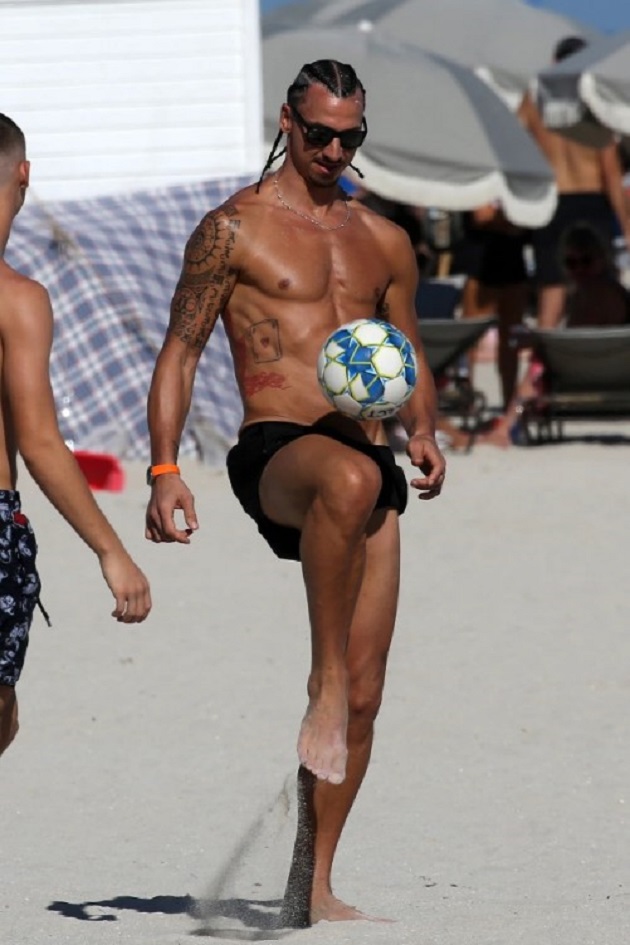 Ibra phô diễn kỹ năng chơi bóng trên bãi biển - Bóng Đá