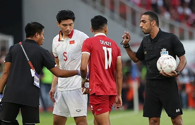 Trọng tài Omar Al-Yaqoubi bị báo chí và NHM Indonesia chỉ trích.