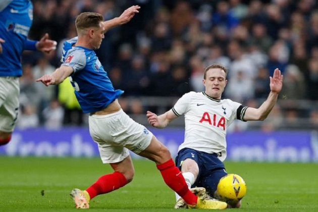 Spurs fans baffled as star isn't sent off 'for as clear a red as you'll see' v Portsmouth - Bóng Đá