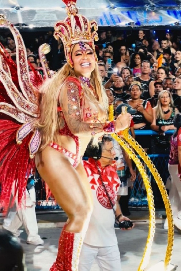 Em gái Neymar quẩy tưng bừng ở lễ hội - Bóng Đá