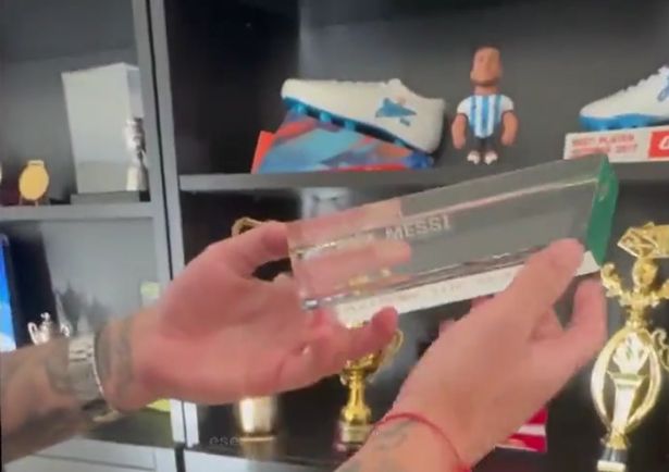 Lionel Messi gives away prestigious award to team-mate because he has so many trophies - Bóng Đá