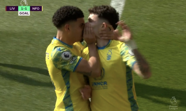 Cầu thủ Nottingham Forest hôn đồng đội ngay trên sân - Bóng Đá