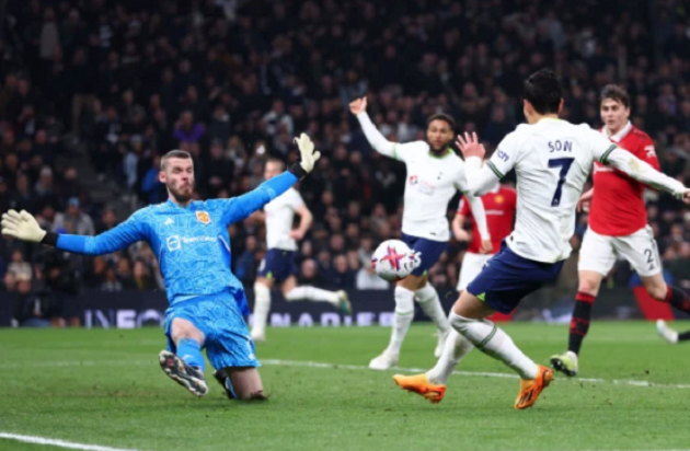 Peter Schmeichel slams Tyrell Malacia and questions defensive duo as Man Utd throw away lead at Tottenham - Bóng Đá