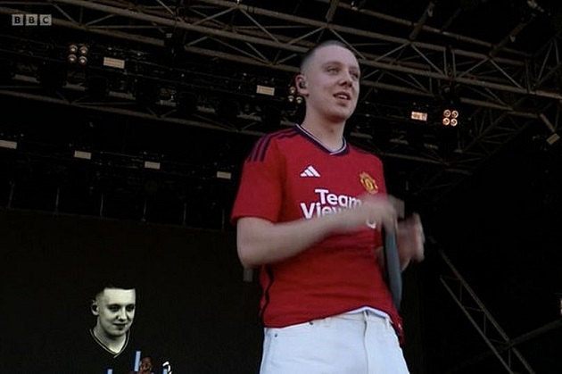 Rapper Aitch leaks new Man Utd shirt at Glastonbury as fans moan about huge sponsor logo - Bóng Đá