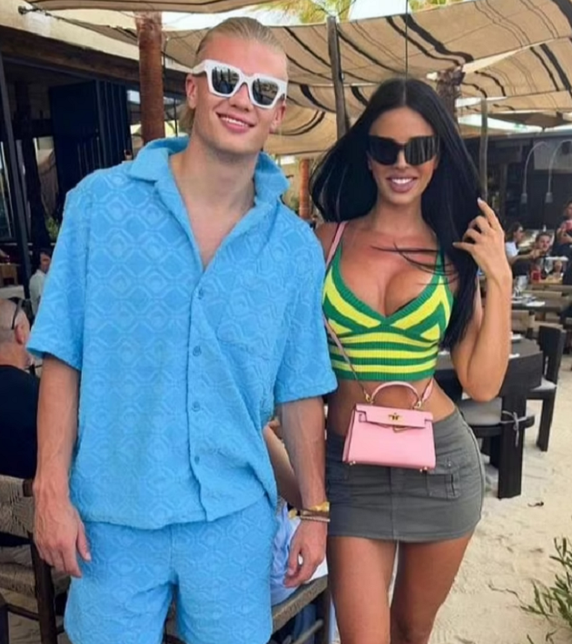 Erling Haaland poses with the 'World Cup's sexiest fan' Ivana Knoll as the Man City star holidays in Ibiza - Bóng Đá