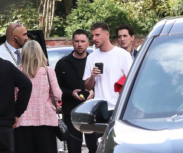 Mason Mount pictured returning to Man Utd training ground ahead of transfer announcement - Bóng Đá