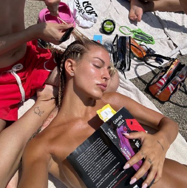 Ex-Barcelona WAG goes topless on beach and posts close-up of 'dangerous bikini' - Bóng Đá