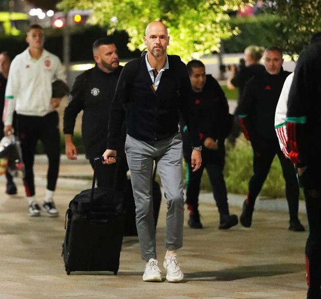 Ten Hag rủ rũ đi tàu về Manchester  - Bóng Đá