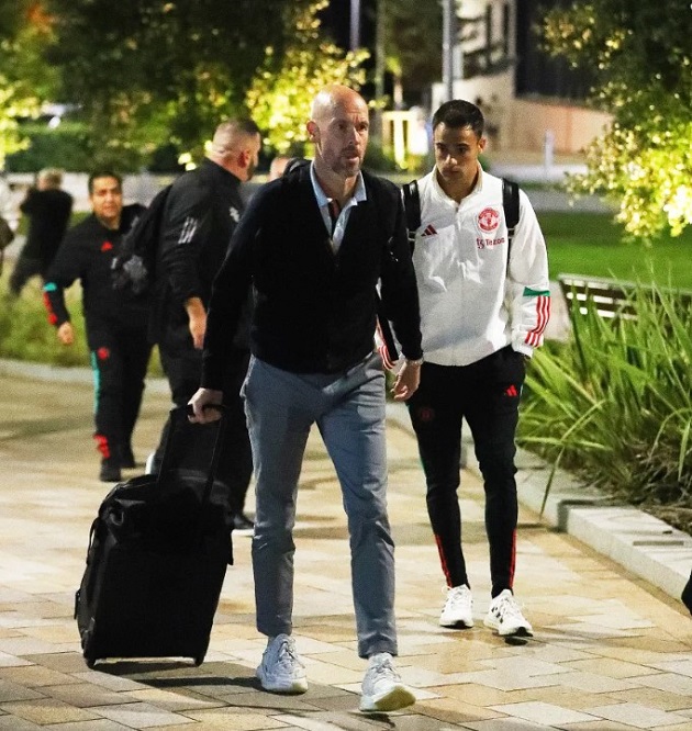 Ten Hag rủ rũ đi tàu về Manchester  - Bóng Đá