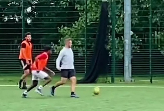Arsenal fans call for Wilshere to come out of retirement after footage of 31-year-old dominating kickabout goes viral - Bóng Đá