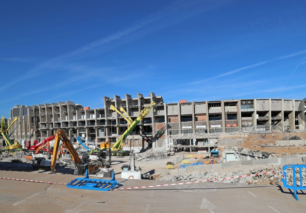 Barcelona UNABLE to rebuild Nou Camp yet despite already demolishing iconic football stadium - Bóng Đá