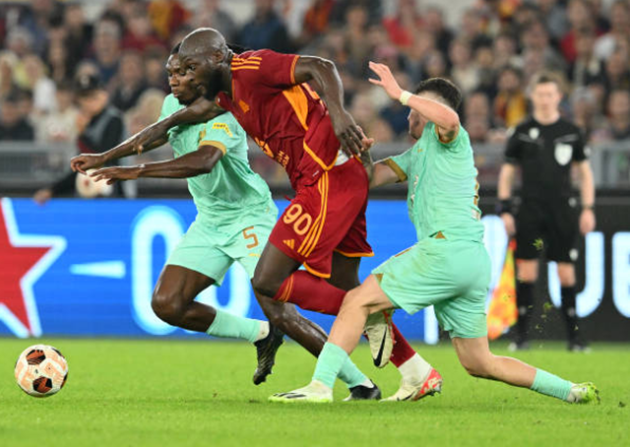 Hậu vệ Slavia Praha không thể ngăn cản Lukaku.