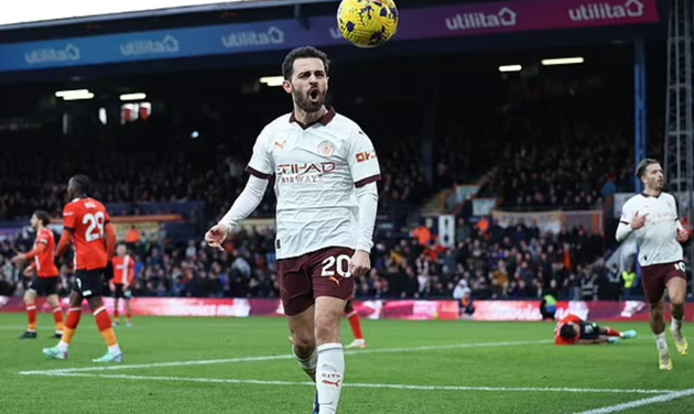 Man City chưa từ bỏ cuộc đua vô địch. Họ đã bị Luton Town dẫn trước trong hiệp một, nhưng nhanh chóng khẳng định vị thế của nhà vô địch sau giờ nghỉ giải lao, với hai bàn thắng được ghi.