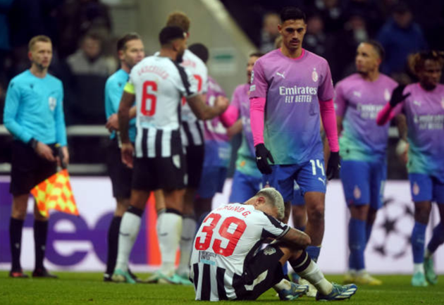 Thắng ngược Newcastle, Milan vẫn bị loại tức tưởi - Bóng Đá