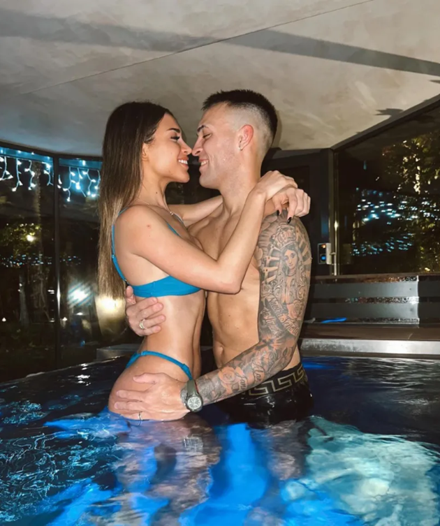 Ở một nơi khác trong thế giới bóng đá, vợ của Lautaro Martinez của Inter Milan đã chia sẻ bức ảnh của hai người vào đêm Giáng sinh, với chú thích tiếng chuông: "Din don dan".