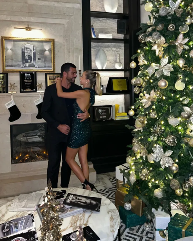 Cô và cựu tiền đạo Graziano Pelle ôm nhau khá tình tứ bên cạnh cây thông Noel.
