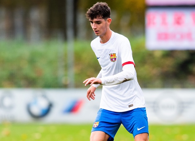 16-year-old defensive prodigy stars in Barcelona training  - Bóng Đá