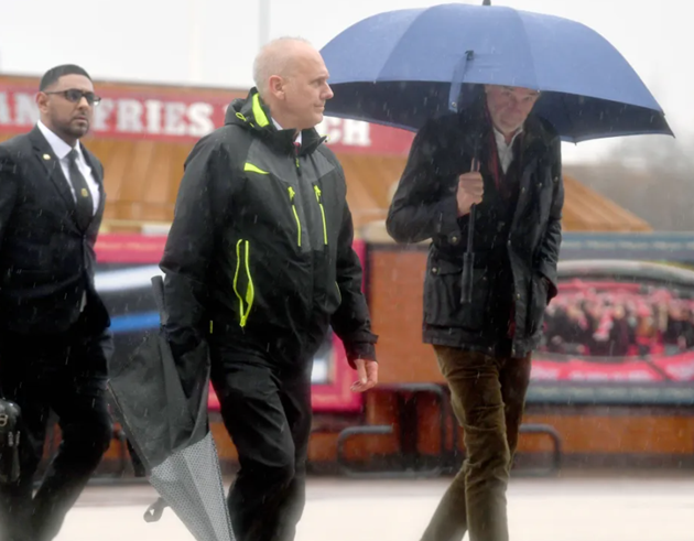 Sir Jim đội mưa đến thăm Old Trafford - Bóng Đá