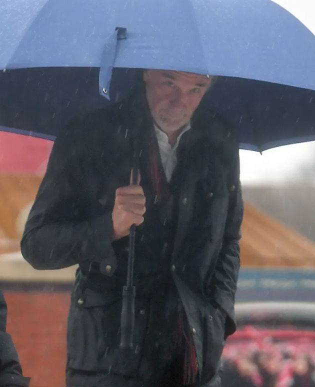 Sir Jim đội mưa đến thăm Old Trafford - Bóng Đá