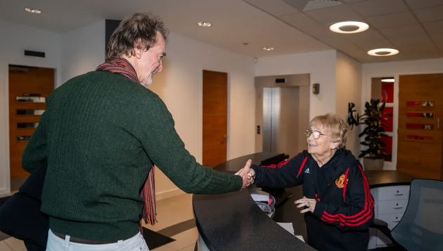Sir Jim Ratcliffe gặp gỡ nhân viên Man Utd - Bóng Đá