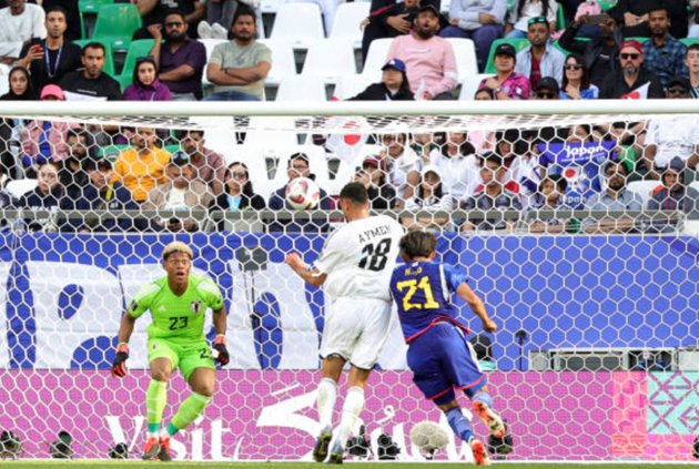 Choáng ngợp bóng bổng, Nhật Bản phơi áo trước Iraq - Bóng Đá