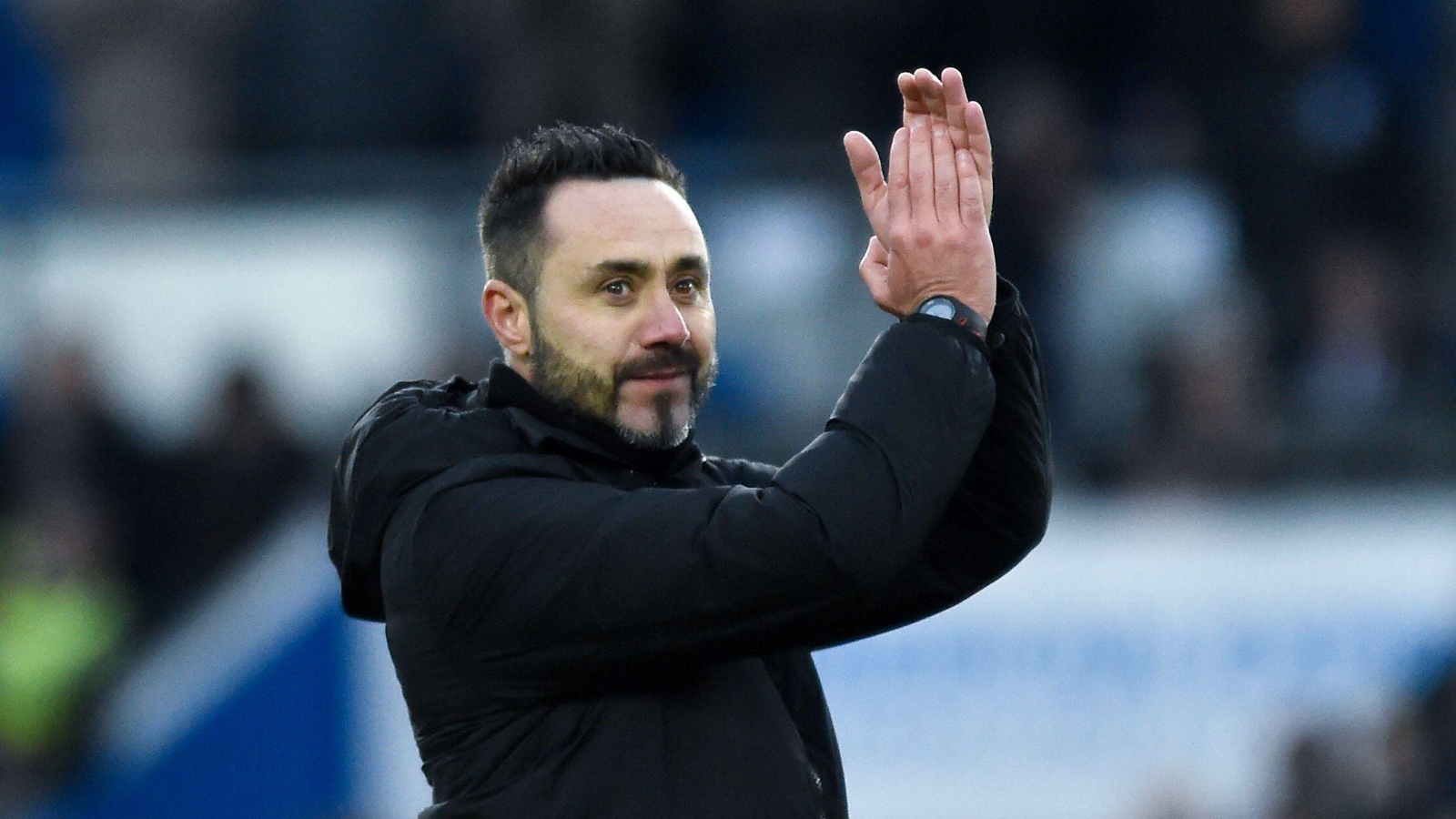 Brighton manager Roberto De Zerbi is being eyed by Manchester United to become their next manager. - Bóng Đá