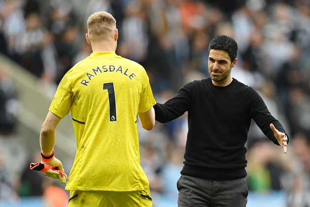 Mikel Arteta has told Aaron Ramsdale that he wants him to stay at Arsenal next season - Bóng Đá