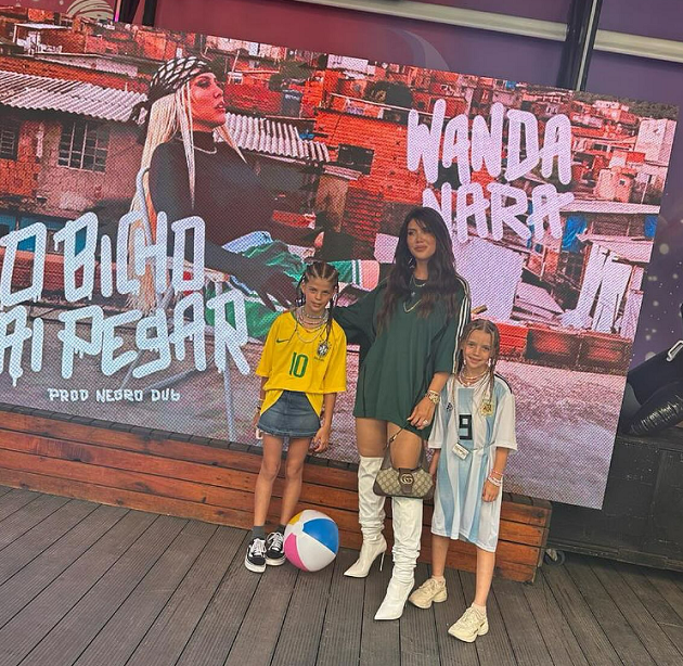 Gia đình Wanda Nara ăn mừng lên top 1 trending - Bóng Đá