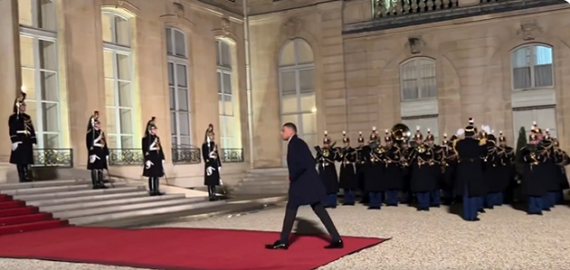  Kylian Mbappé arrives to meet with Emmanuel Macron, Nasser Al Khelaifi and Emir of Qatar. - Bóng Đá