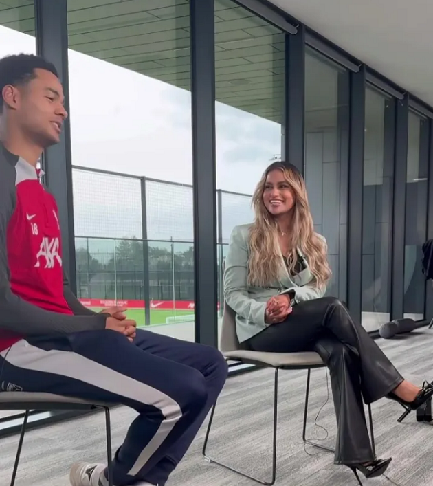 Melissa Reddy phỏng vấn cầu thủ Liverpool - Bóng Đá