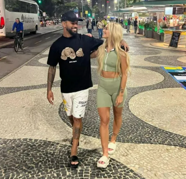 Chú thích của Lehmann dường như ám chỉ mối quan hệ của cô và tiền vệ Douglas Luiz của Aston Villa.