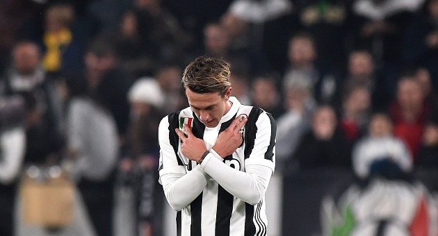 Juventus considering swapping Bernardeschi with Smalling  - Bóng Đá